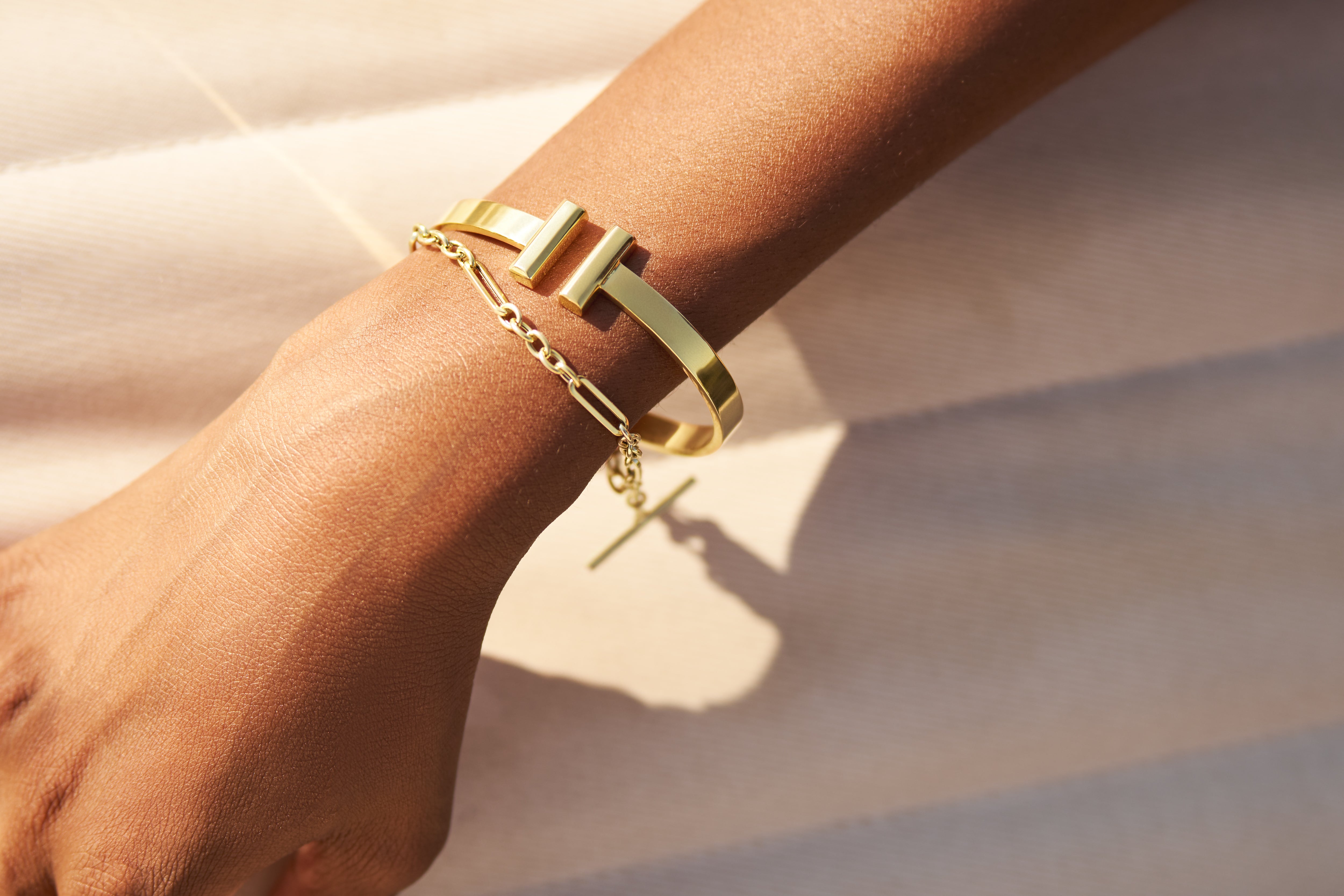 Elegant chain bracelet with elongated links and soft curves, symbolizing connection and unity, crafted in 14k gold.
Minimalist bracelet with a blend of linear and curved link design for everyday sophistication.
Interwoven bracelet showcasing seamless elongated links, a timeless symbol of harmony.